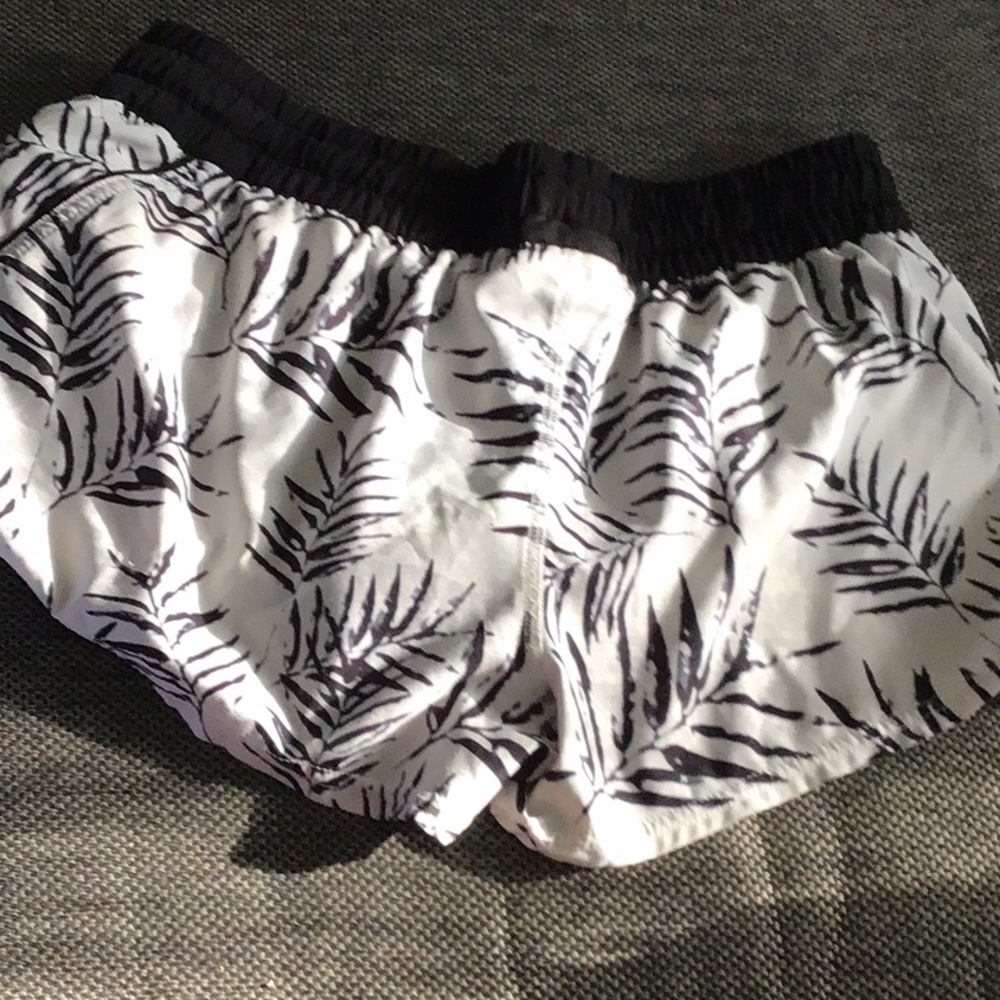 Vuori Clementine Shorts in Floating Palm Leaf - Picture 7 of 10
